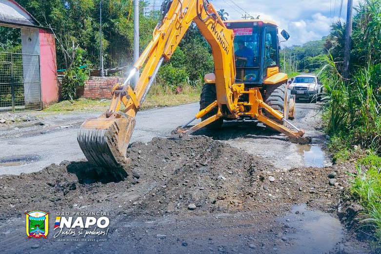 15 bacheo en la vía puerto napo – misahuallí (20 mayo)