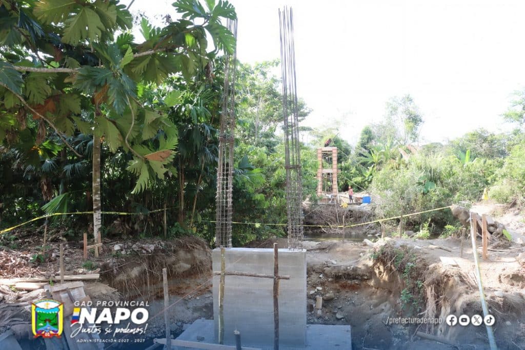 avanza la construcción del puente peatonal sobre el río achiyaku