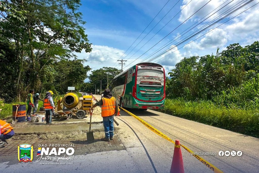 construcción de dos rompe velocidades en la vía archidona