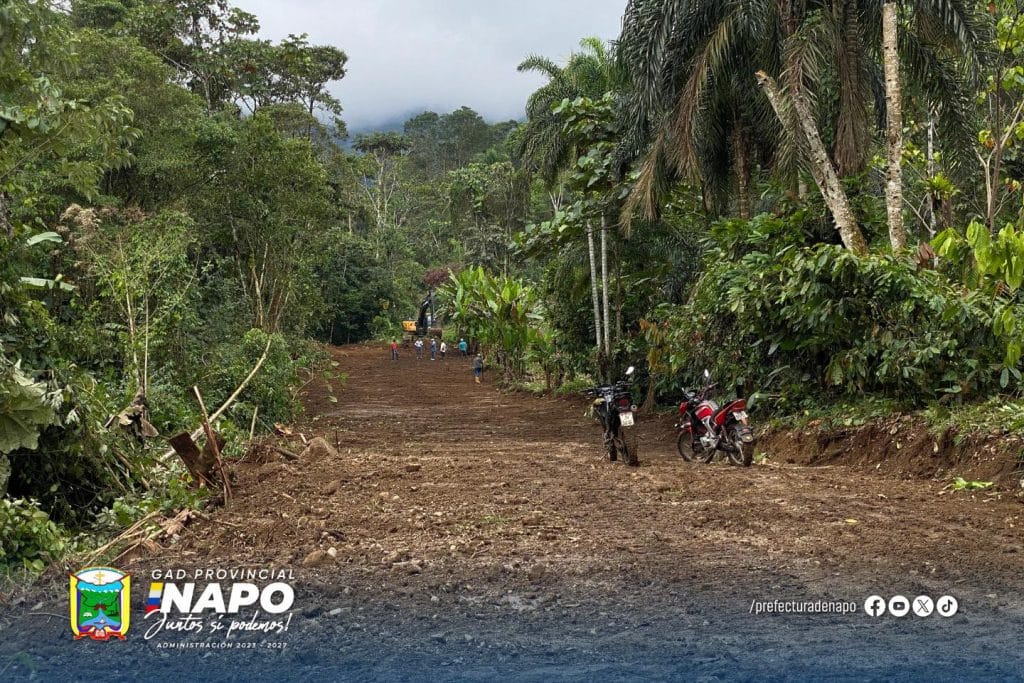 desbaque alrededor de los tanques de agua del centro tálag