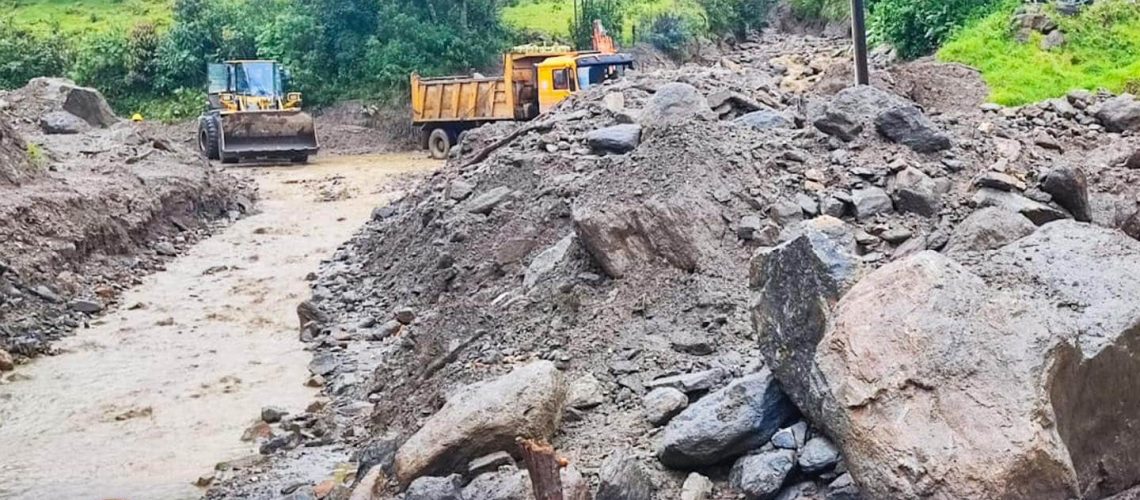 80 apoyo en limpieza de derrumbes en el sector maspa, parroquia cuyuja (8 julio)