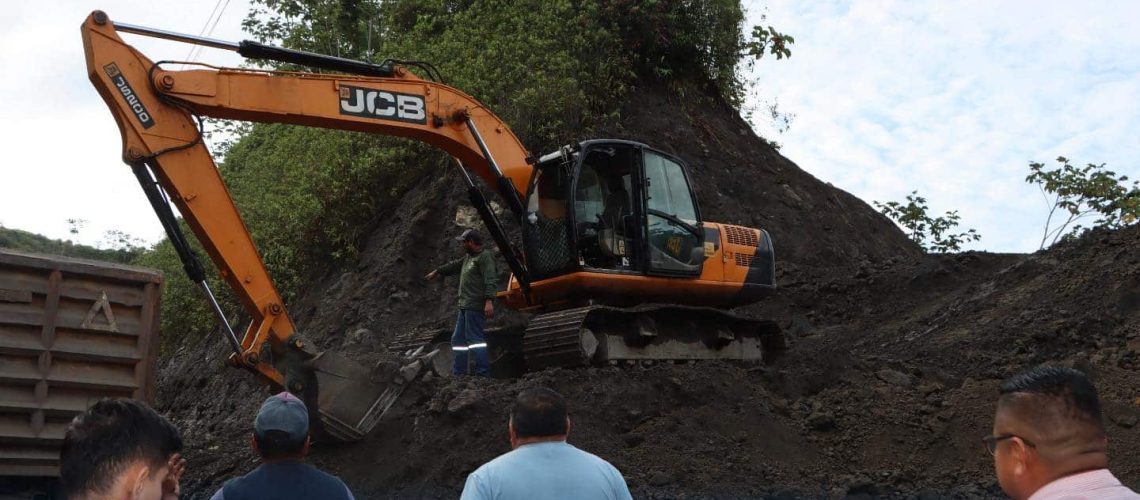 apertura y lastrado de la vía urti yacu