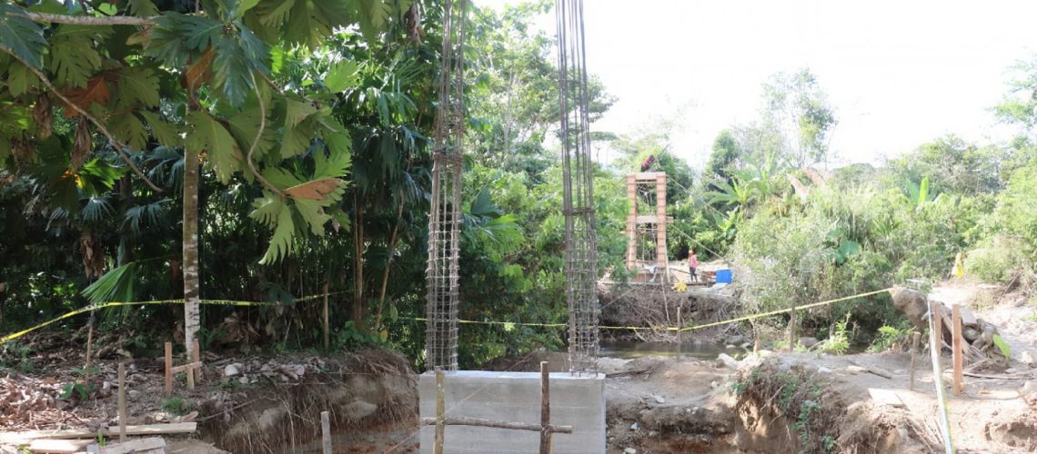 avanza la construcción del puente peatonal sobre el río achiyaku