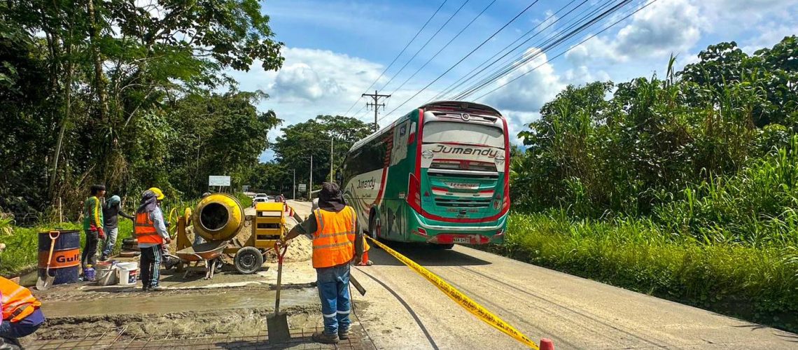 construcción de dos rompe velocidades en la vía archidona
