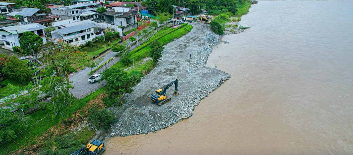 construcción del acceso al río napo pto napo