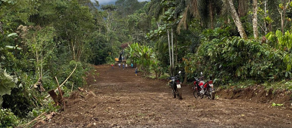 desbaque alrededor de los tanques de agua del centro tálag