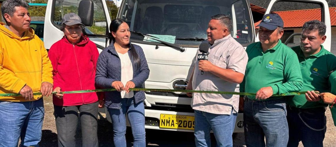entrega de camión al gad parroquial de papallacta para fortalecer la producción local