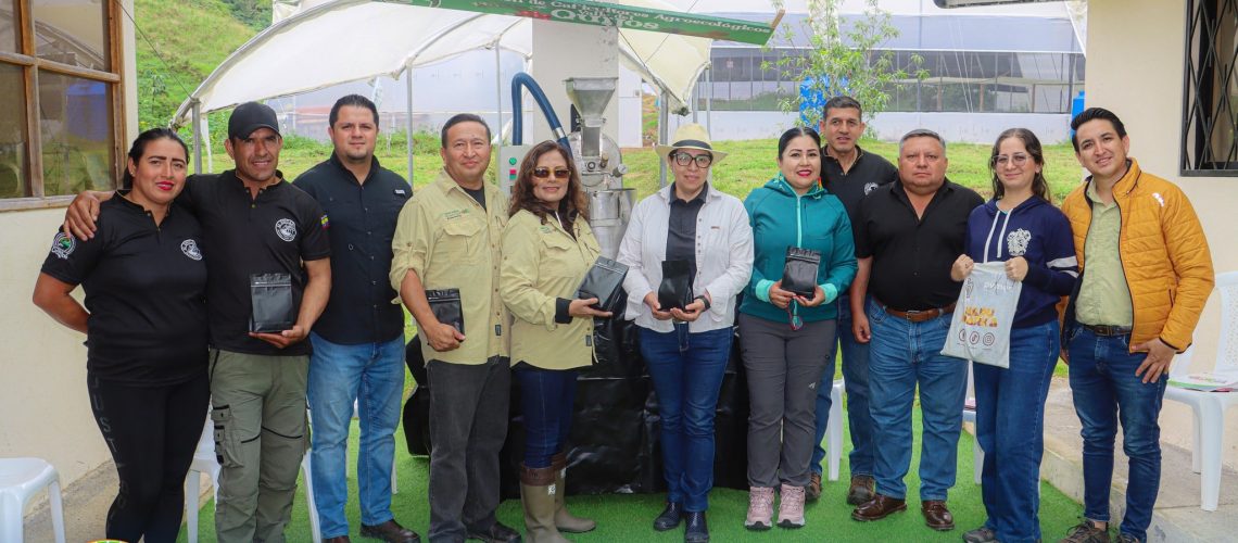 entrega de tostadora fortalece la producción cafetalera en el valle del quijos