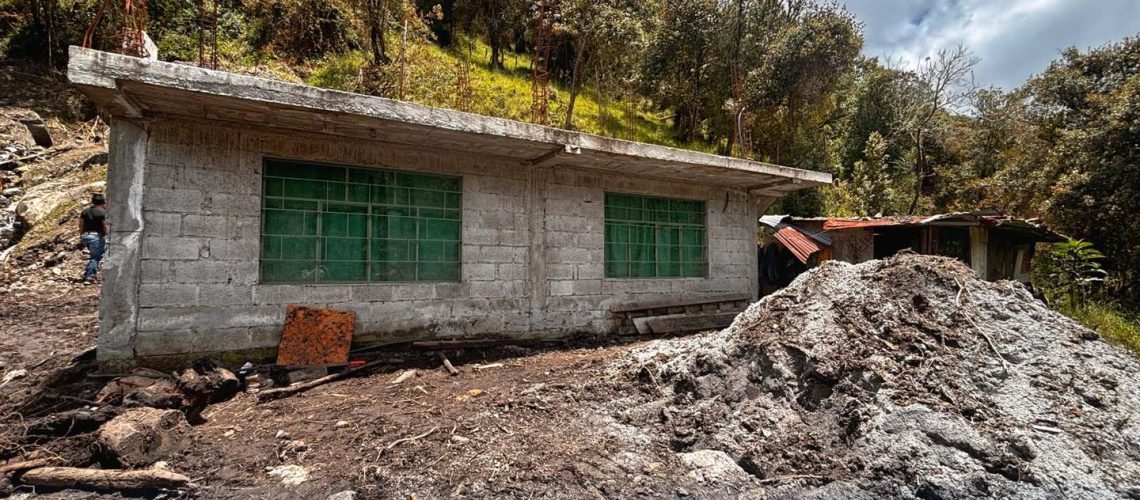 limpieza de derrumbe en la zona de la laguna de papallacta