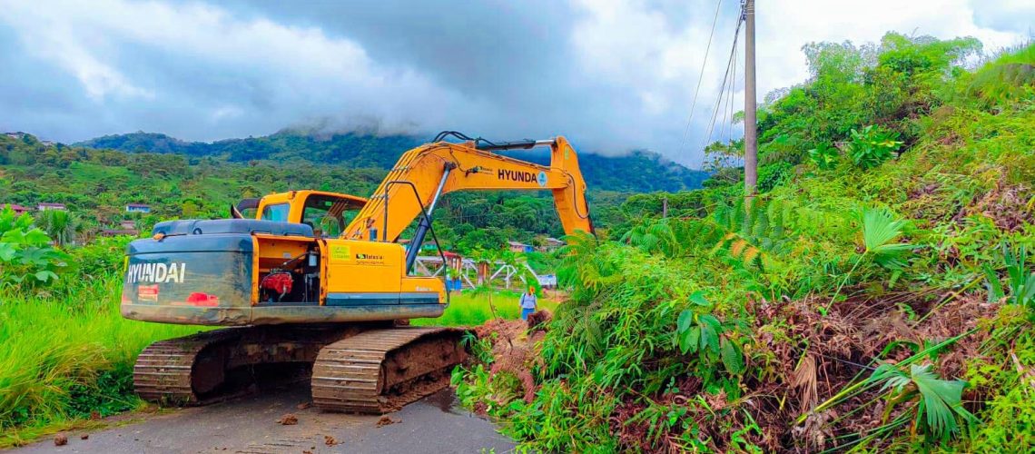 limpieza de deslizamiento en san francisco de cotundo restablece la transitabilidad