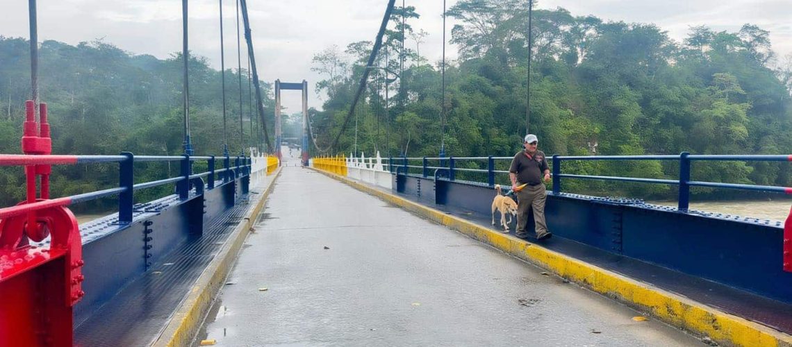 limpieza y pintura en el puente carrosable de la parroquia puerto napoxx