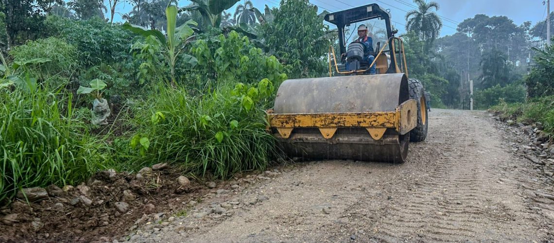 mantenimiento vial en el sector cóndor mirador mejora la movilidad en la zona