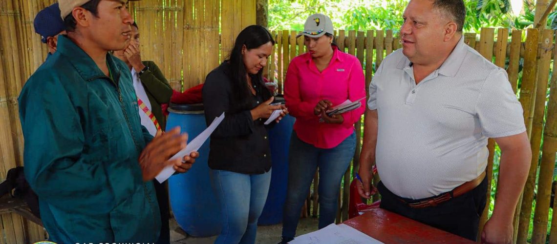 prefecto de napo dialoga con la comunidad nueva esperanza sobre el mejoramiento vial