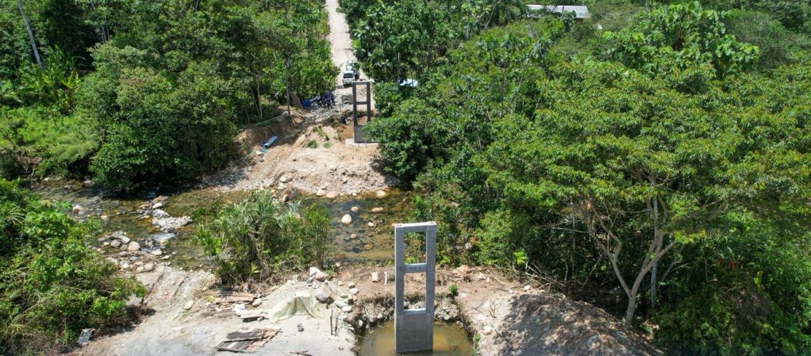 puente peatonal colgante de 36 metros de luz