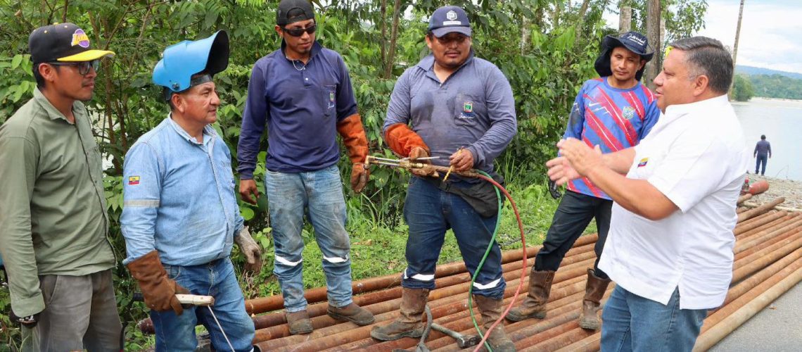 visita técnica al mantenimiento del puente en puerto napo garantiza seguridad y conectividad vial