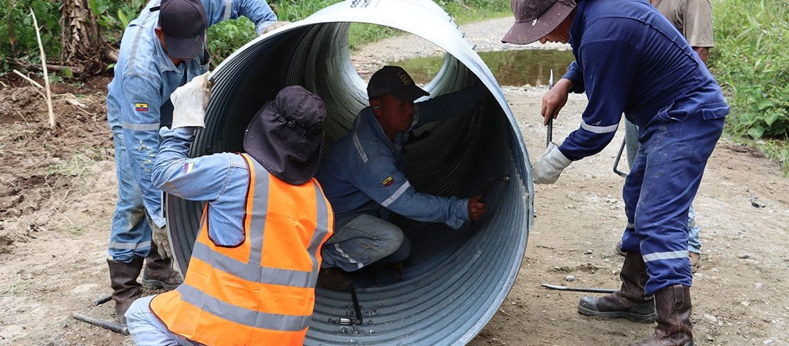 web colocan alcantarrillado en estero al balñario san andres comunidad taza urku