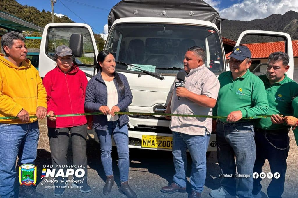 entrega de camión al gad parroquial de papallacta para fortalecer la producción local