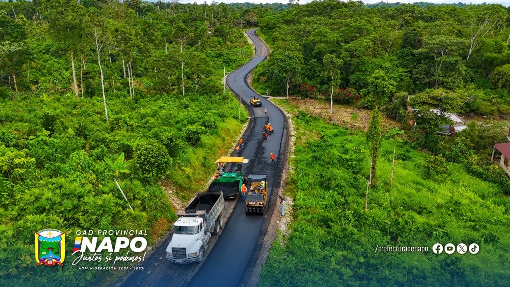 inicio del asfaltado de la vía las antenas – shinquipino, puerto napo y tena