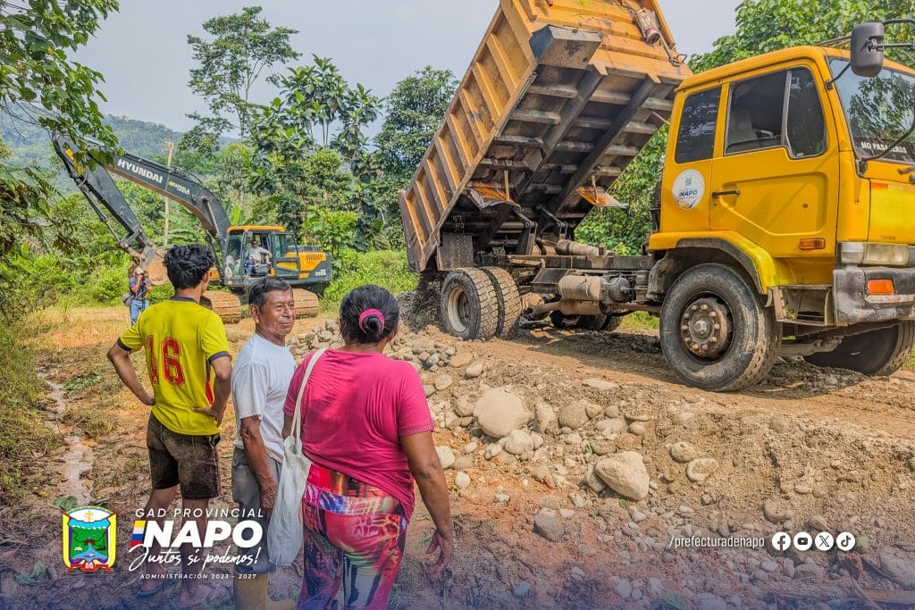 lastrado de vía en san pedro de dos ríos de ushpayaku fortalece la conectividad entre pano y puerto napo