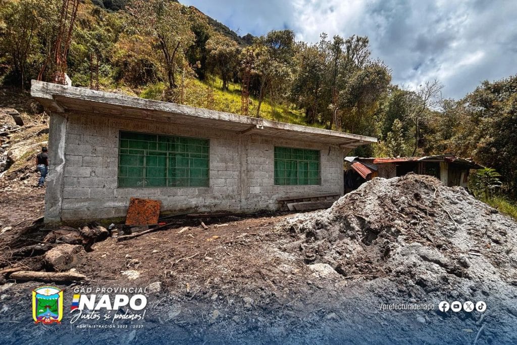 limpieza de derrumbe en la zona de la laguna de papallacta