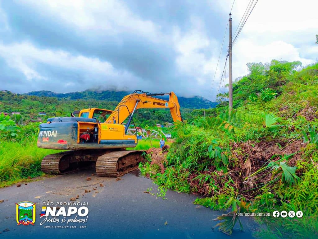 limpieza de deslizamiento en san francisco de cotundo restablece la transitabilidad