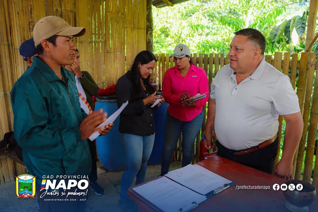 prefecto de napo dialoga con la comunidad nueva esperanza sobre el mejoramiento vial