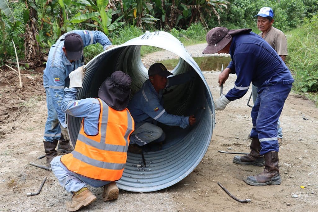 web colocan alcantarrillado en estero al balñario san andres comunidad taza urku